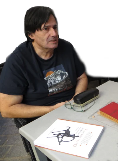 Joaquín Campo en Teruel. En la mesa, el «Vocabulario de Blesa y su redolada»