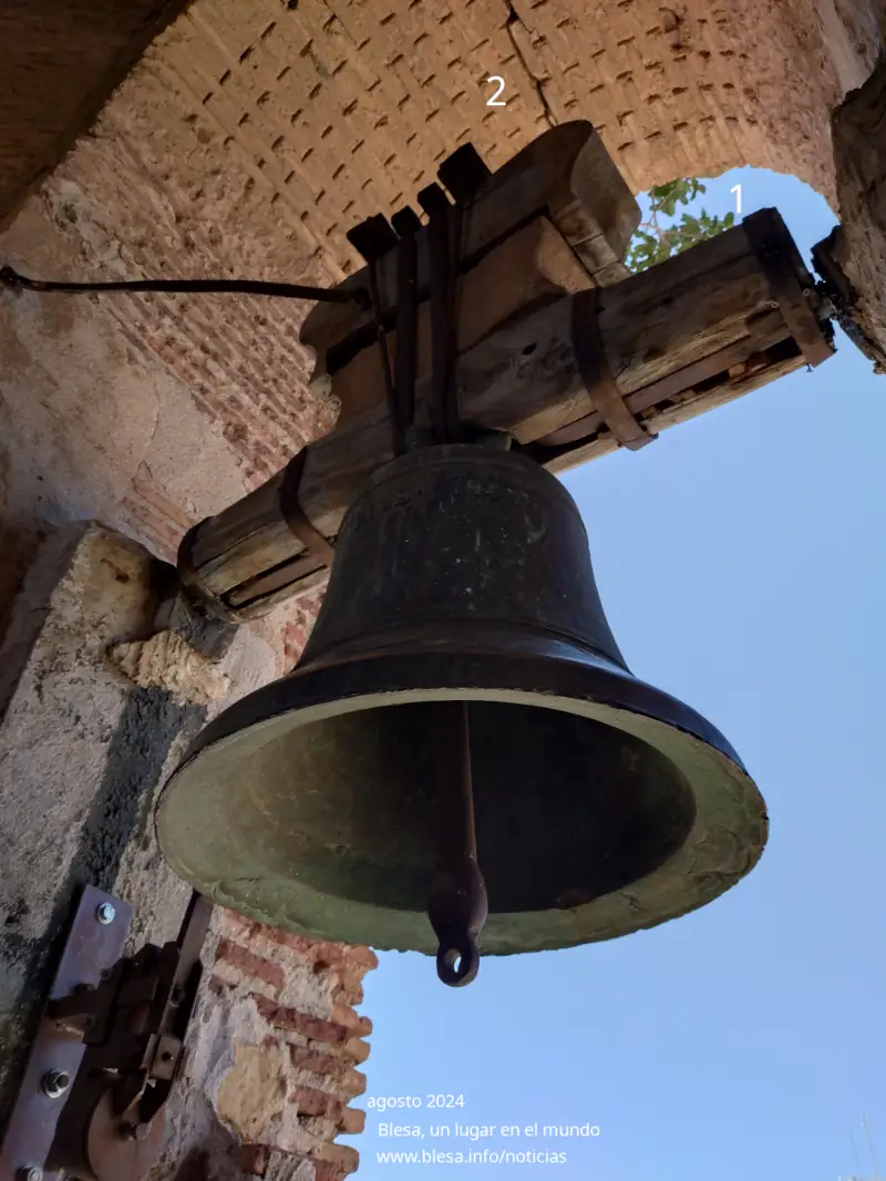 Higuera creciendo sobre el arco del ventana donde está la única campana del campanario de Blesa.