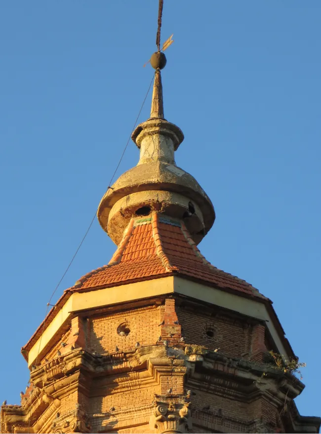 Torre campanario de Blesa, Teruel, agujeros en el soporte de la veleta, cruz, pararrayos y aguja.