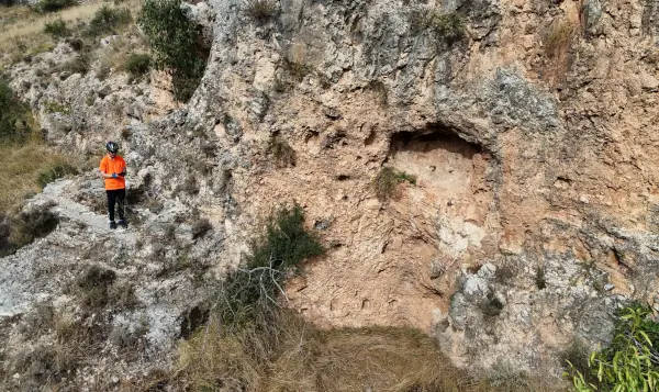 Solar del molino del Molinar de Blesa, y huecos en la pared