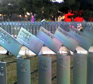 Monumento a vícitmas en  Zaragoza. Encuadre de algunas placas con nombre y otras anónimas de víctimas de la represión de los fascistas durante la guerra civil