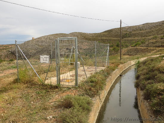 Blesa (Teruel). Suministro de agua habitual.  Pequeño canal con toda el agua del Aguasivas (septiembre 2015)