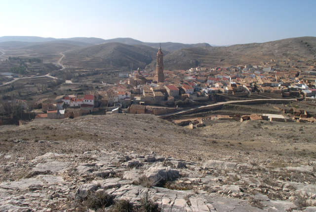 Casco urbano de Blesa, Teruel y sus deforestados montes circundantes, un fiel reflejo de la España seca