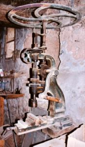 Taladro manual en el museo de la carpintería de Blesa
