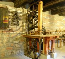 Siera de cinta en el museo de la carpintería de Blesa