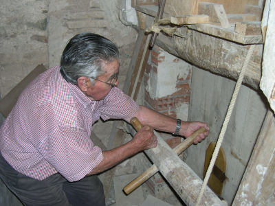 El sacristán moviliza el mecanismo desde el trasaltar