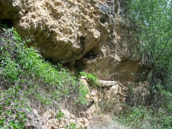 Acequia a través del paraje de Las Hoces, en las paredes sobre el río Aguasvivas (Blesa, Teruel)