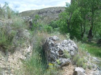 Fragmento de la acequia molinar labrada en la roca
