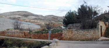 Carretera con el cementerio viejo de Blesa