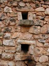 Pared de piedra con desagüe, en Blesa (Teruel).