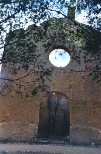 Ruinas de la ermita del Pilar de Blesa. Fachada antes de su derribo en 2000 (foto F.J.L.A.)