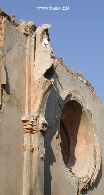 Ruinas de la ermita del Pilar de Blesa. Capitel y arranque del arco  (foto F.J.L.A.)