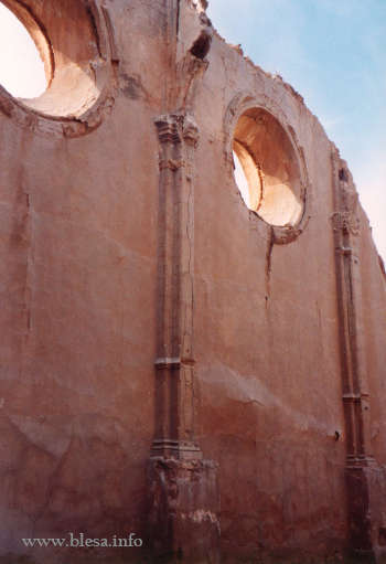 Ruinas de la ermita del Pilar de Blesa. Pared interior.  (foto F.J.L.A.)