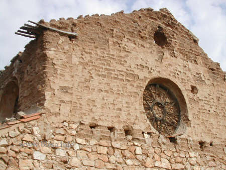 Ruinas de la ermita del Pilar de Blesa. Aspecto de la parte superior y el ventanal ciego por el lado del cementerio. (foto F.J.L.A.)