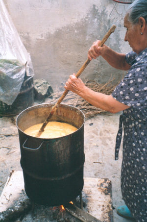 Removiendo la masa viscosa