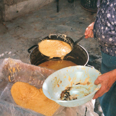 Trasvasando la pasta jabonosa a un cajón