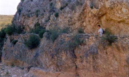 Una acequia socabada en la roca de la margen derecha del Aguasvivas en Blesa
