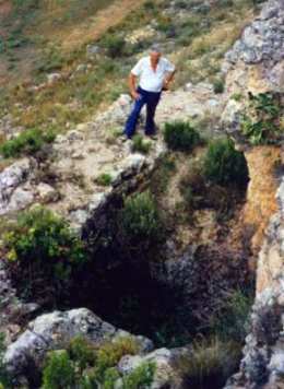 Jos Miguel sobre el muro de la balsa