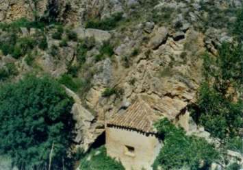 Vista de molino de la cueva y su balsa