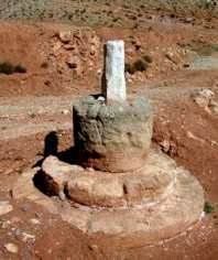 Restos del peirón de la Cruz del Ituelo en 2002