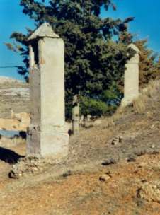 Primer y segundo pilón del camino del cementerio