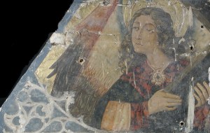 Ángel con atributos 
        de la Pasión. Gótico flamenco Aragón s.XV. Antes de su restauración.