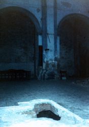 tumbas en el subsuelo de una iglesia parroquial