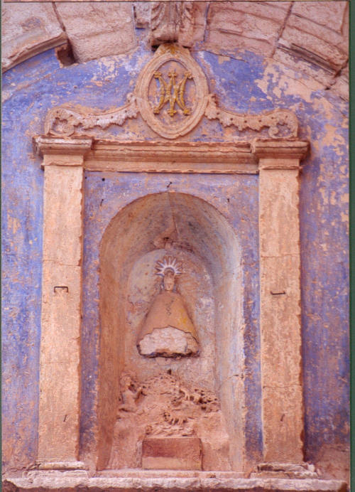 Capilla exterior dedicada a la virgen María en Blesa