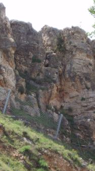 Valla de acero para evitar desprendimientos. foto y texto P.L. Arqued