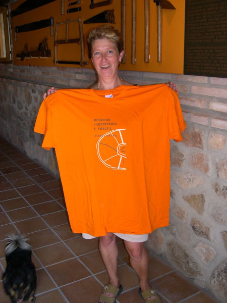 Miguelita mostrando una camiseta del museo