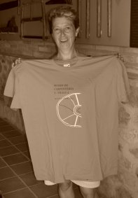 Miguelita mostrando una camiseta del museo