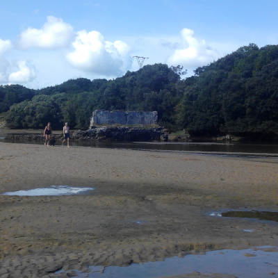 Posible ruina de otro de los molinos harineros de mar en Arnuero (Cantabria)