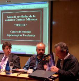 En el centro J.C.Gordillo, a la derehca J.Royo Lasarte, presentado este libro sobre cuevas y simas