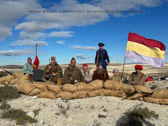 Miembros de la asociación cultural Batalla de Belchite, recreando el ambiente en las trincheras de Mediana de Aragón (Zaragoza). 2 de diciembre de 2023