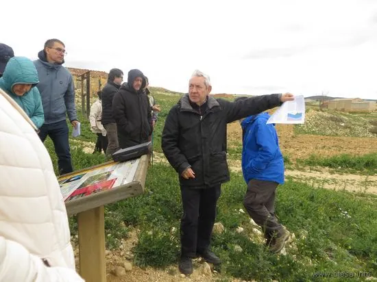 22 de marzo 2025. HidrogeoDía 2025 (Teruel). Alacón, manantial de San Miguel. José Angel Sánchez explicando el afloramiento de agua