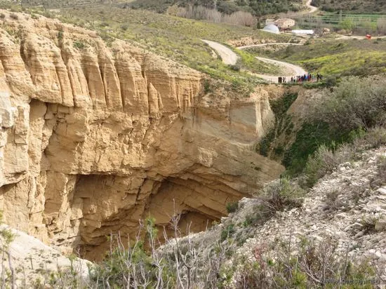 22 de marzo 2025. HidrogeoDía 2025 (Teruel). Oliete. Parte del grupo en el borde de la sima de San Pedro