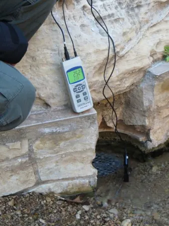 22 de marzo 2025. HidrogeoDía 2025 (Teruel). Manantial de Ariño. Midiendo la conductividad eléctrica y la temperatura, cerca de los baños de Ariño.