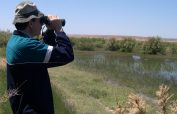 Ramón observando aves en la balsa del Planerón de Belchite