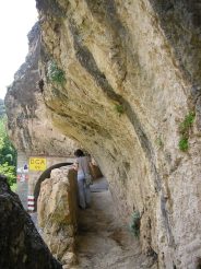 Cortes en la roca viva, túneles , canales abiertos por un lado... todo recuerdo mucho a alguna obra hidráulica de Blesa. foto FJLA