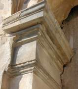Primer plano de un capitel de un pilar de la ermita de Lenes (foto de FJLA)