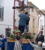 Terminando de colocar el Cristo restaurado en el nuevo paso de la Semana Santa en Moyuela
