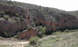 Cuevas en la margen derecha del Aguasvivas (en Sanchet) (foto de FJLA)