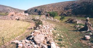 Una calle de Otón. A la izquierda restos de la ermita (foto de FJLA)