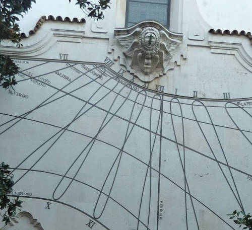 Reloj de sol precisamente realizado, en Córdoba